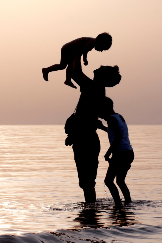 Photo de Will et ses deux garçons en bord de mer