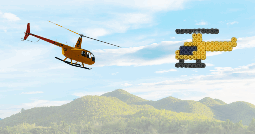 Hélicoptère d’observation en perles à repasser à coté d’une photo d’un vrai hélicoptère volant dans le ciel au dessus de plaine